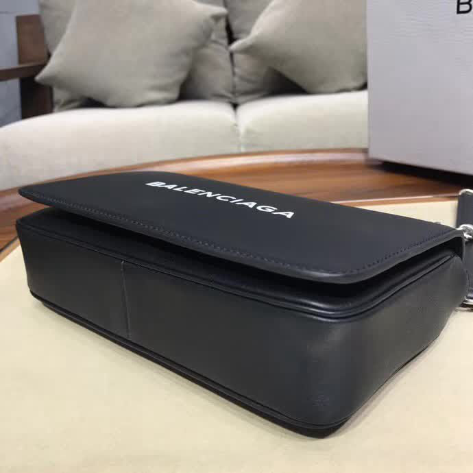 BALENCIAG巴黎世家 鏈條斜挎包 定制進口牛皮搭配精緻鏈條肩帶  BL1106